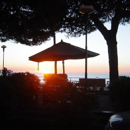 Отель Beau Rivage Алассио